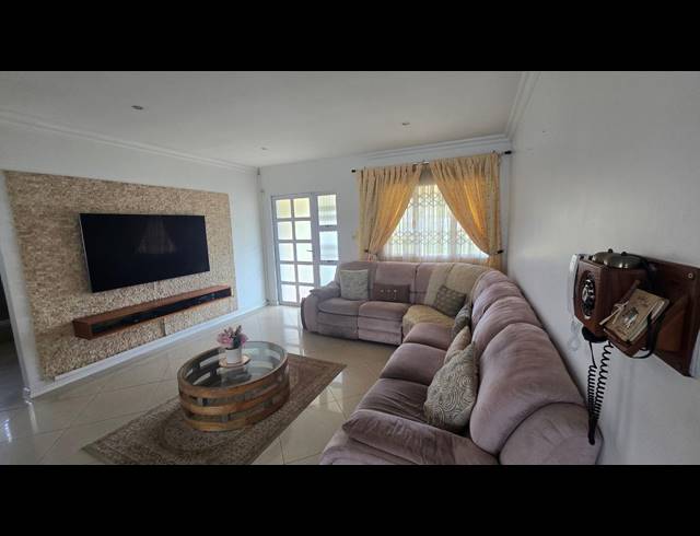 3 BEDROOM SIMPLEX TO LET IN BROADLANDS